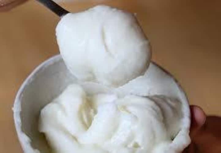 ol de sauce à l'ail crémeuse, appelée toum, accompagnée de deux têtes d'ail frais. Recette traditionnelle méditerranéenne sur Les Recettes de Tamita.