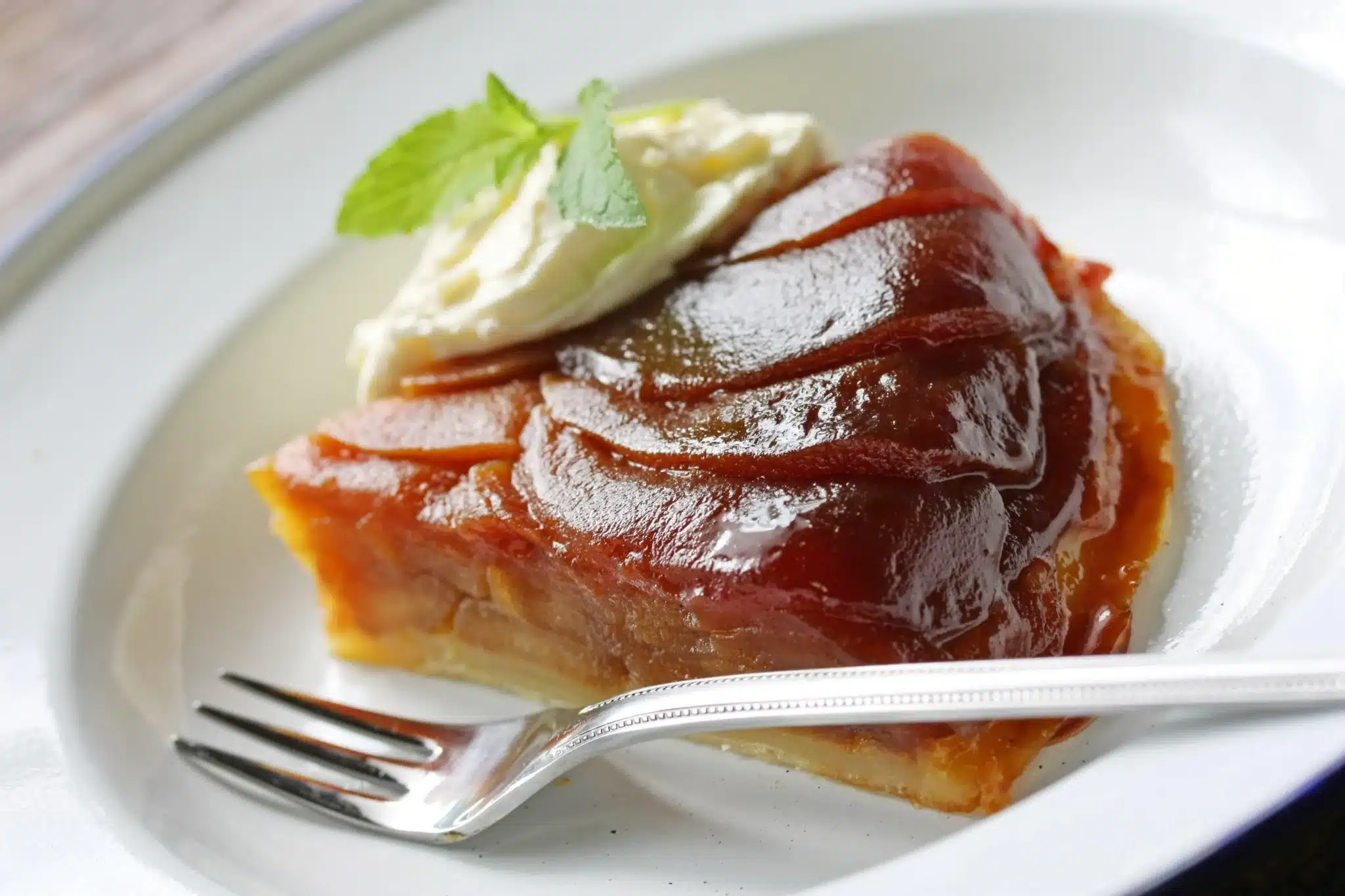 Tarte Tatin dorée et fondante réalisée dans la cuisine de Tamita